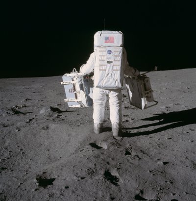 Buzz Aldrin dispiega esperimenti dell